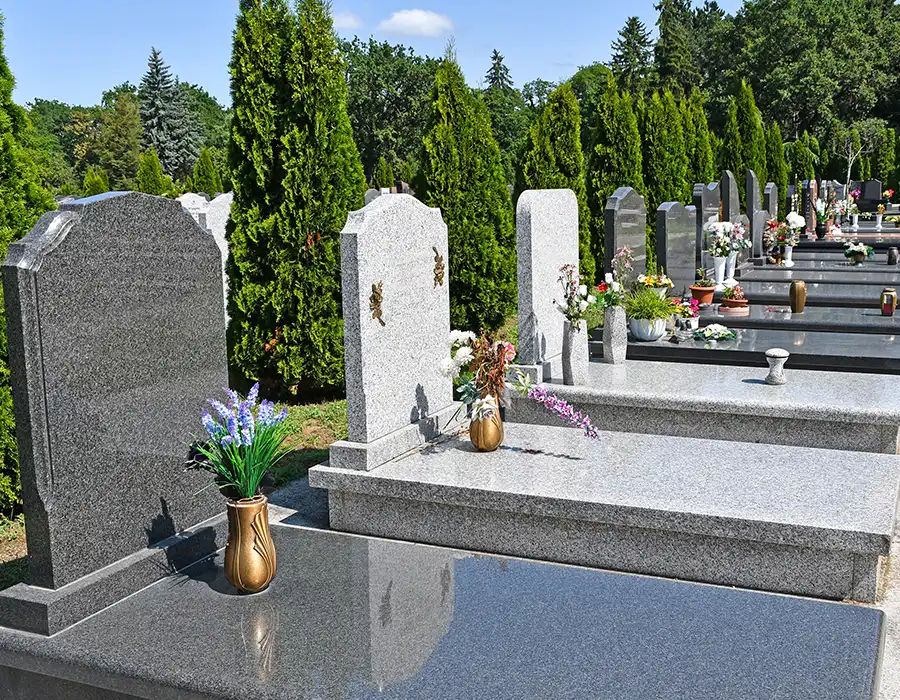 Grabsteine ​​auf dem öffentlichen Friedhof