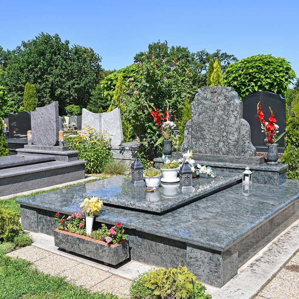 Grabsteine auf dem öffentlichen Friedhof